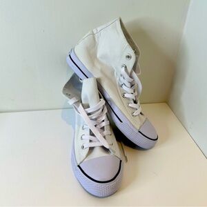 Airwalk Canvas upper balance women’s white sneakers. Size 10